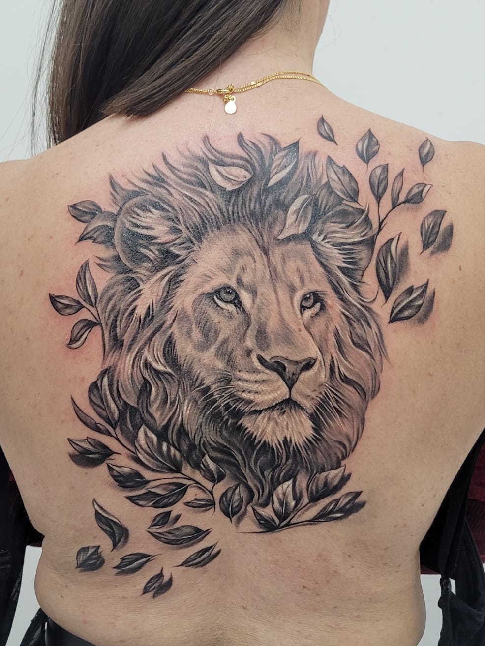 Leão com folhas nas costas