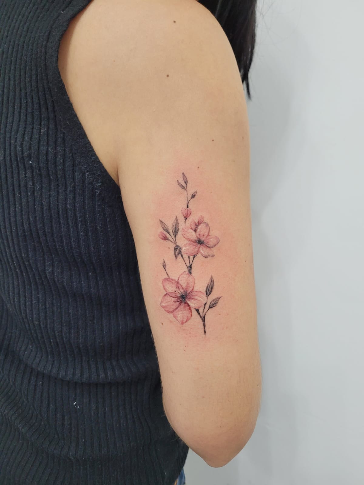 Flores rosas no braço